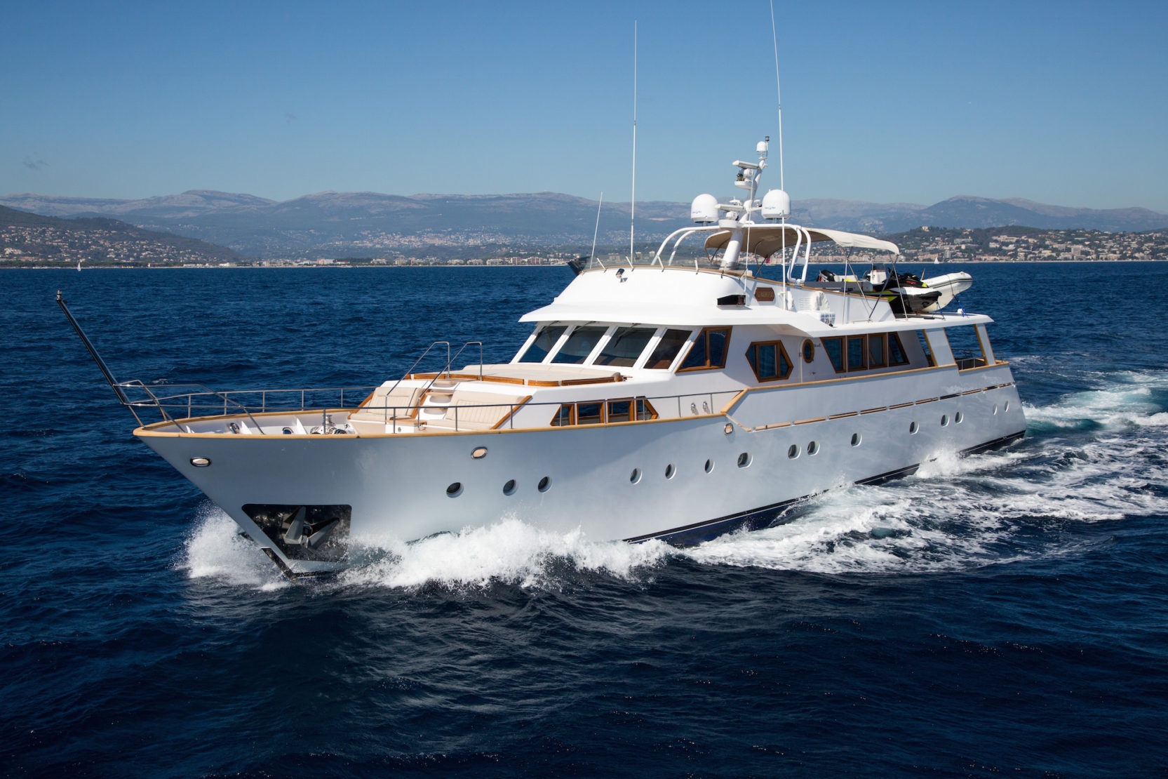Luxury Yacht to purchase on Neo Yatching's website.